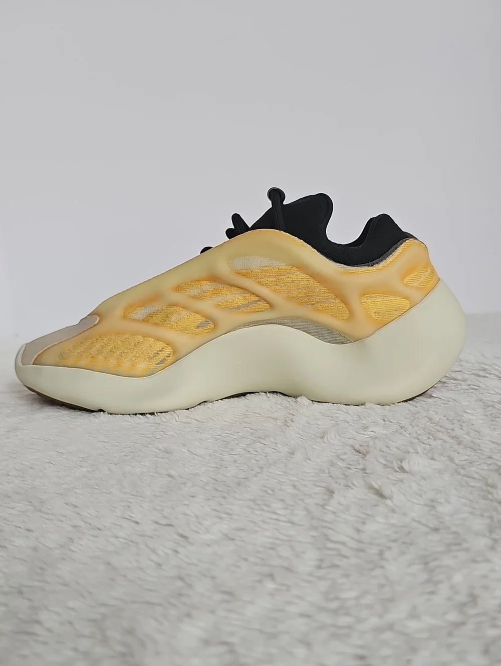 ​adidas Yeezy 700 V3 Mono Safflower HP5425 Men Size 6 Women 7